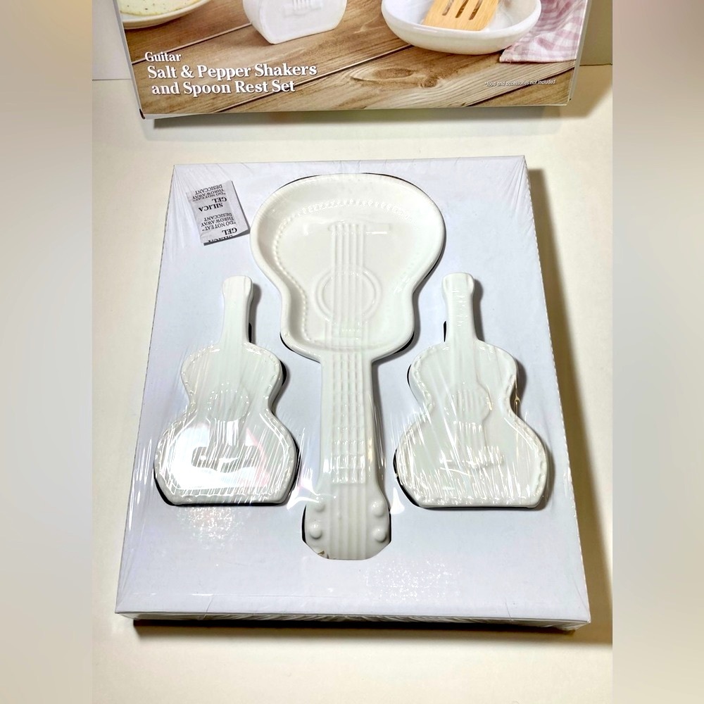 DOLLY PARDON GUITAR 3PC SALT AND PEPPER CERAMIC SPOON REST NWT